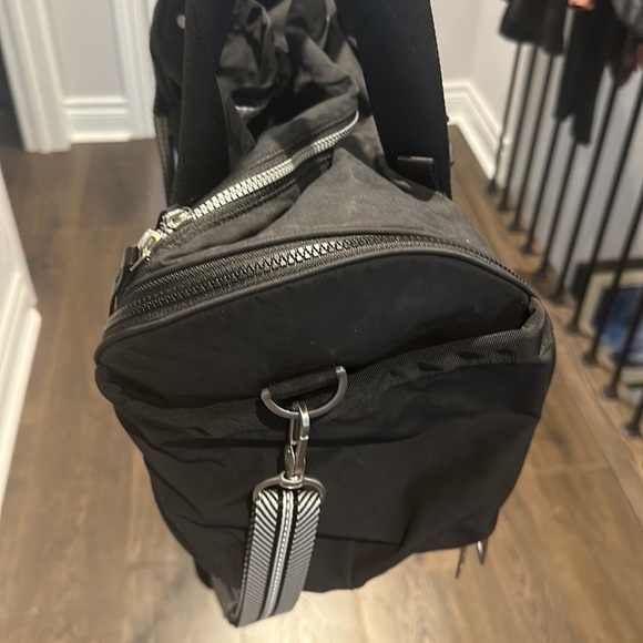 Lululemon Black Duffle Gym Bag - Crossbody Approx 30L - In Very Good Condition - Picture 3 of 10